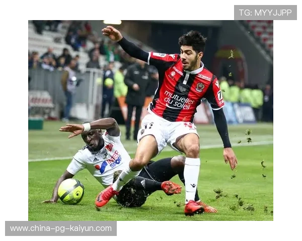 法甲豪门采取“拉边+高压”战术,打乱对方节奏