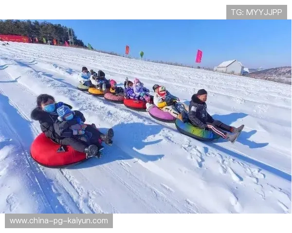 冰雪运动俱乐部推动少儿滑雪课程的家庭参与与体验营，冰雪运动学校